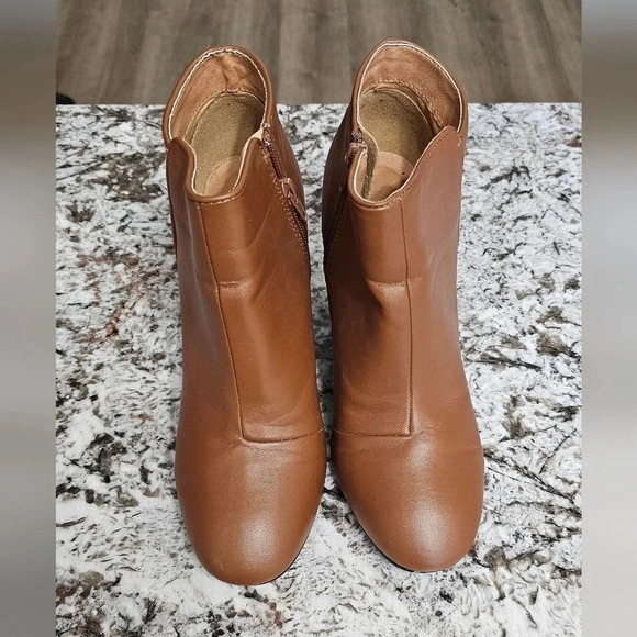 Charlotte Russe chesnut boots with pump. - Picture 1 of 7